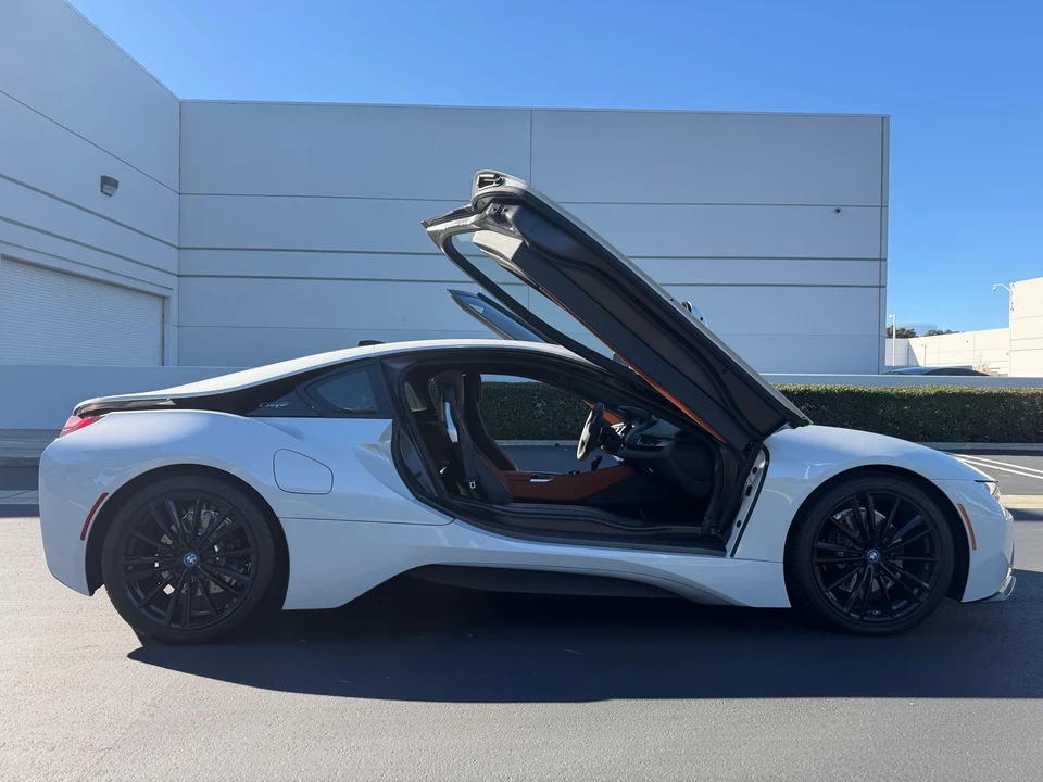 2020 BMW i8 - Image 11 of 31