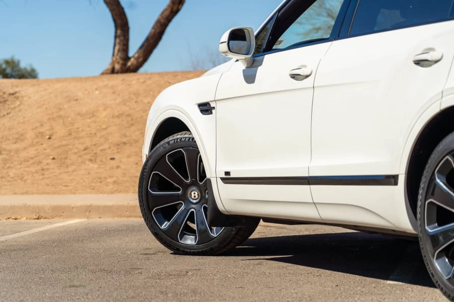 2020 Bentley Bentayga - Image 17 of 31