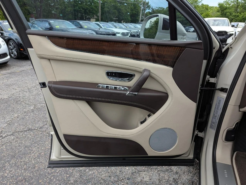 2020 Bentley Bentayga - Image 11 of 31