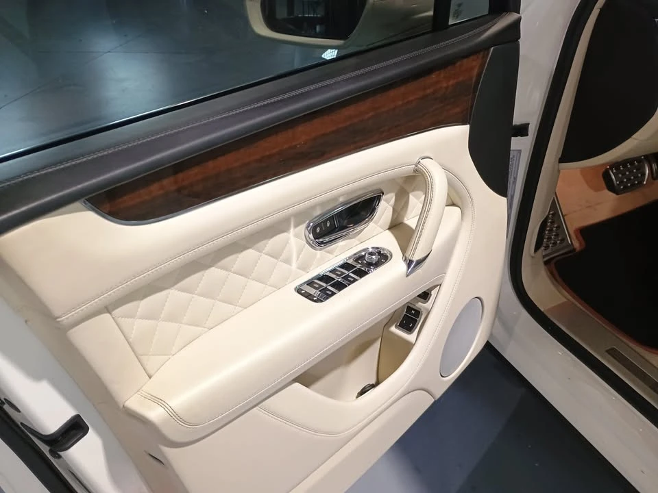 2020 Bentley Bentayga - Image 8 of 20
