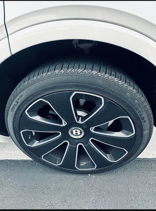 2020 Bentley Bentayga - Image 9 of 11