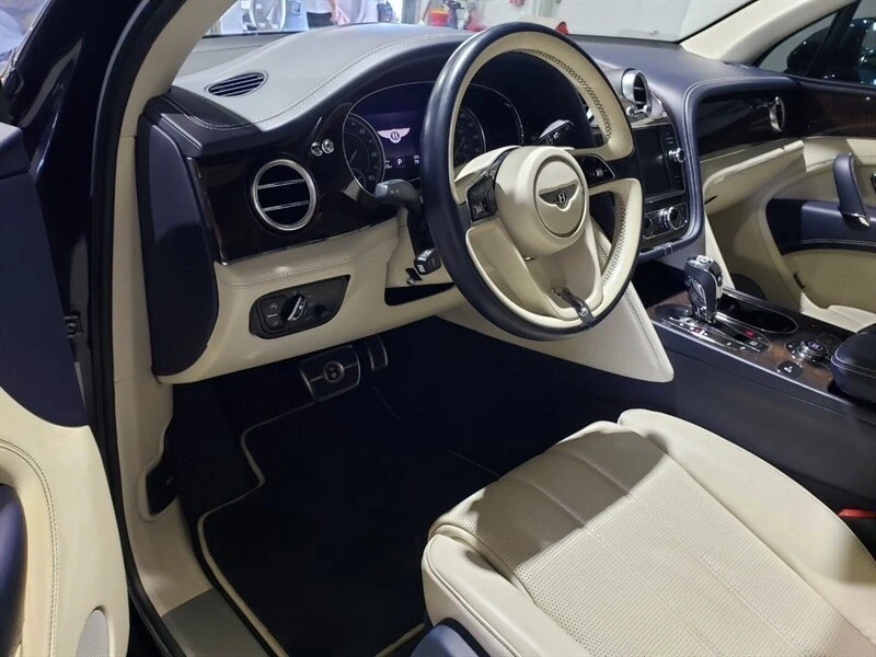 2020 Bentley Bentayga - Image 11 of 17