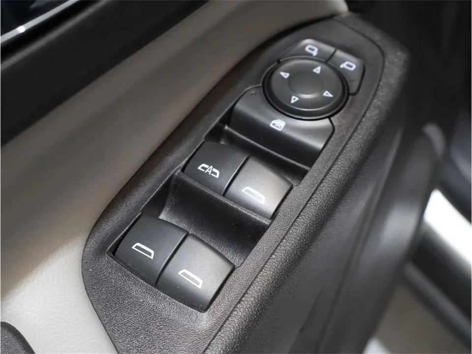 2020 Chevrolet Equinox - Image 11 of 31