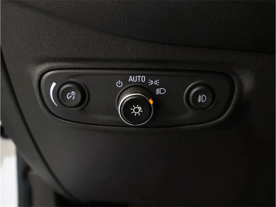 2020 Chevrolet Equinox - Image 13 of 31