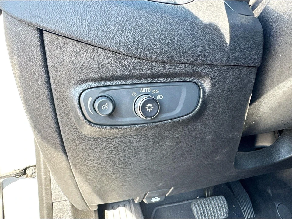 2020 Chevrolet Equinox - Image 10 of 21