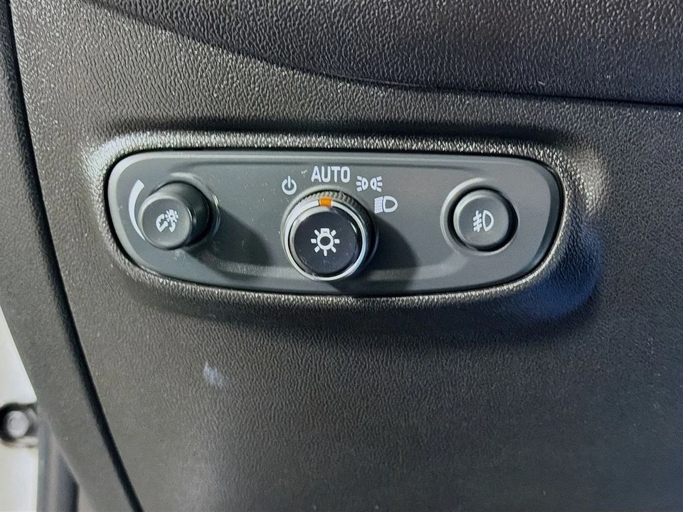 2020 Chevrolet Equinox - Image 11 of 21