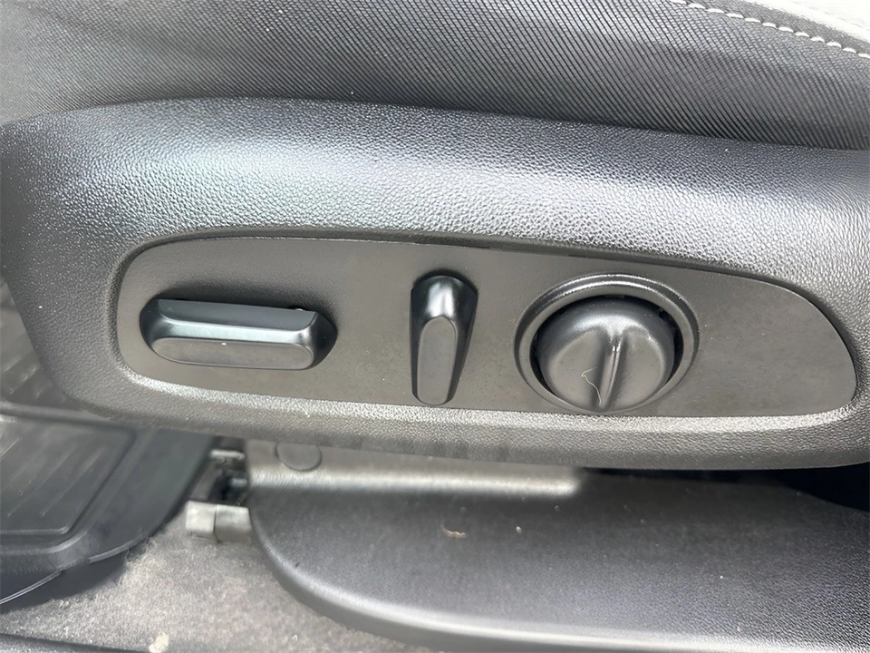 2020 Chevrolet Equinox - Image 10 of 12