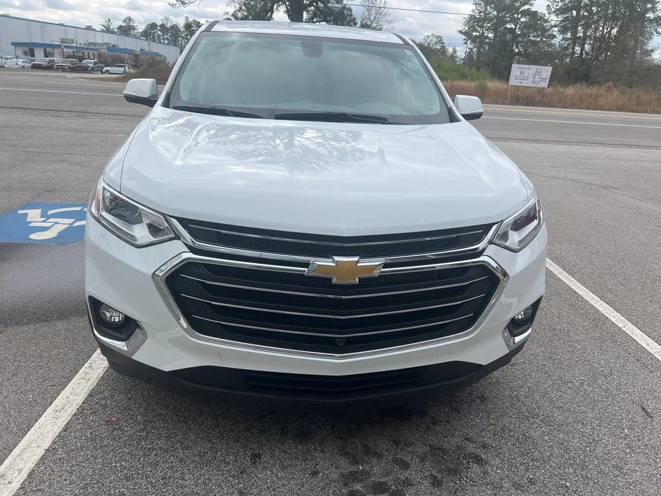 2020 Chevrolet Traverse - Image 2 of 10
