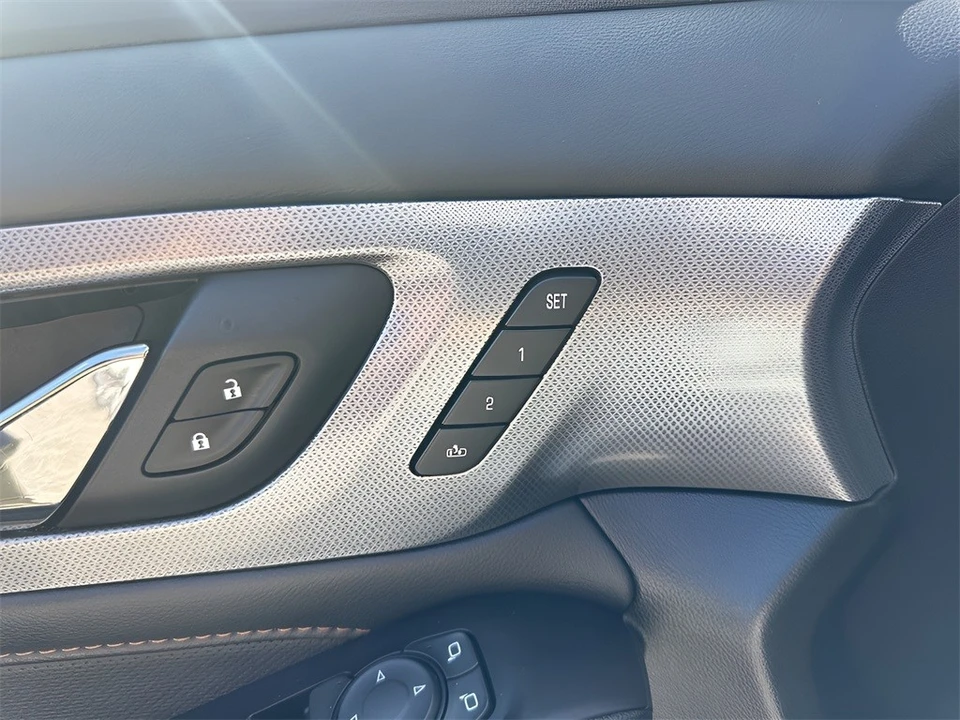 2020 Chevrolet Traverse - Image 11 of 12