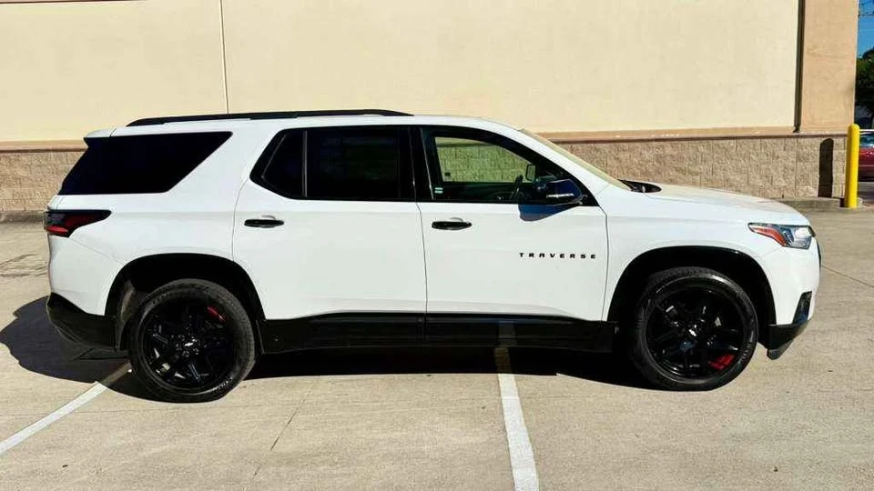 2020 Chevrolet Traverse - Image 2 of 15