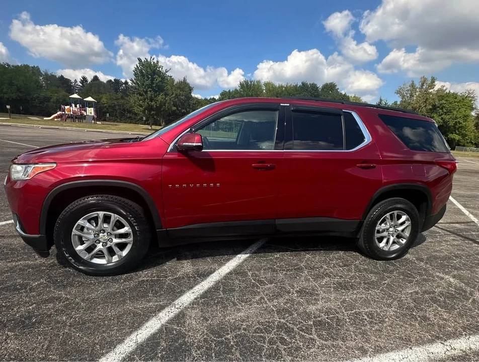 2020 Chevrolet Traverse - Image 2 of 13