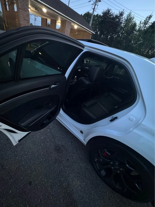 2020 Chrysler 300 (2005-2023) - Image 10 of 18
