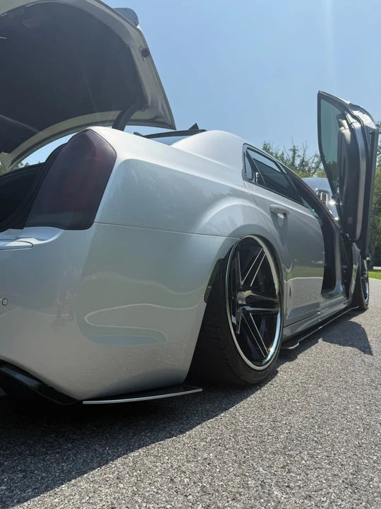 2020 Chrysler 300 (2005-2023) - Image 8 of 17