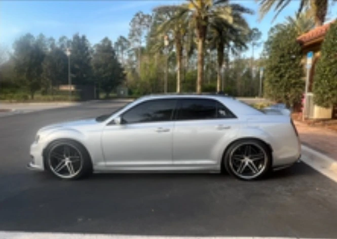 2020 Chrysler 300 (2005-2023) - Image 10 of 17