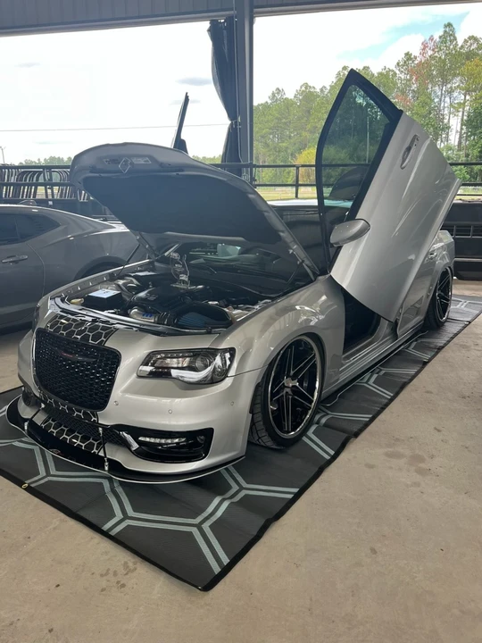 2020 Chrysler 300 (2005-2023) - Image 2 of 17