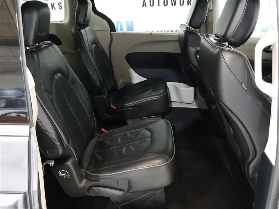 2020 Chrysler Town & Country - Image 29 of 31