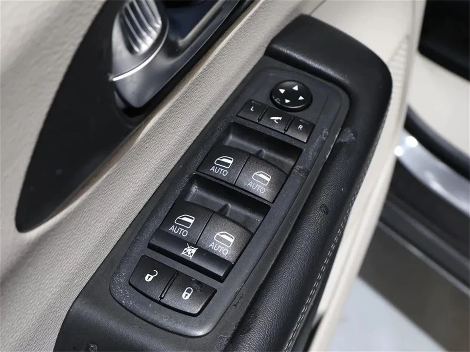 2020 Chrysler Town & Country - Image 11 of 31