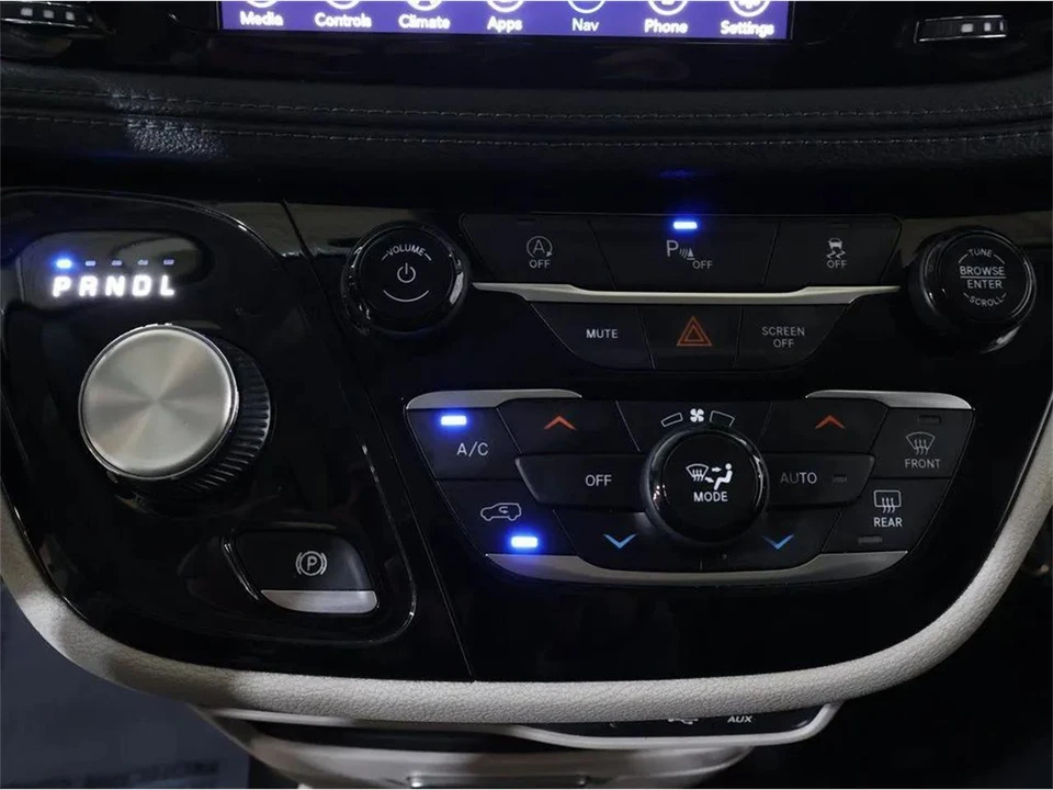 2020 Chrysler Town & Country - Image 21 of 31