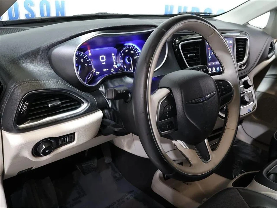 2020 Chrysler Town & Country - Image 12 of 31