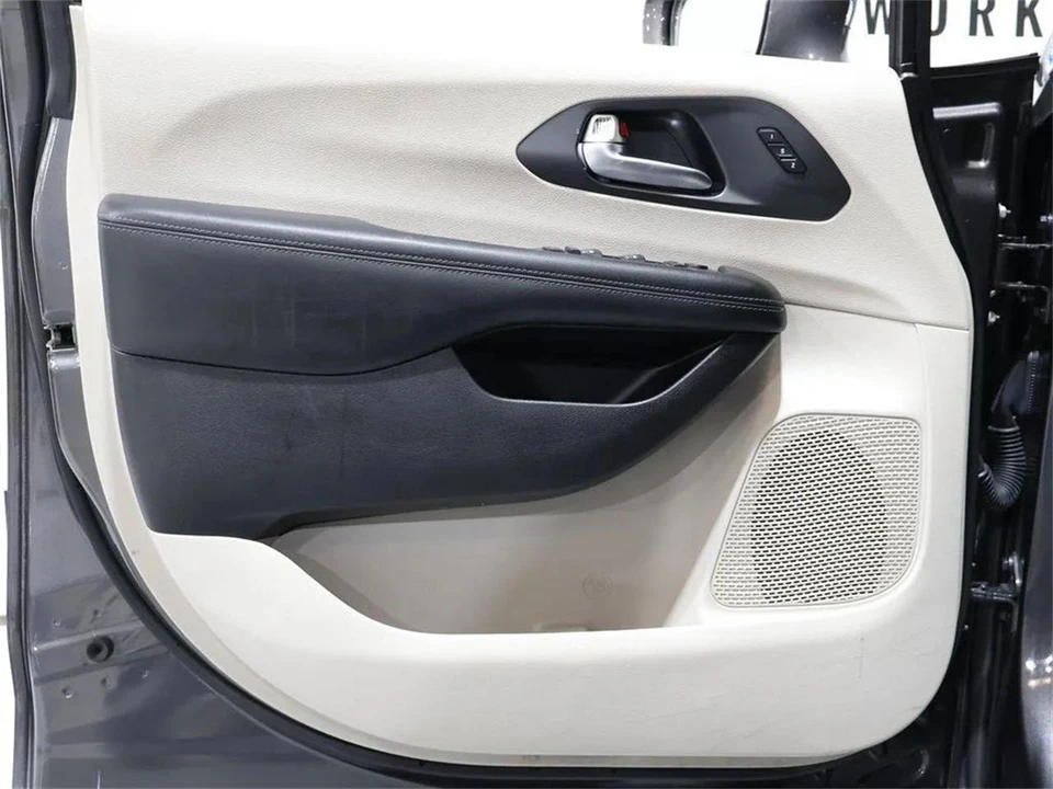 2020 Chrysler Town & Country - Image 10 of 31
