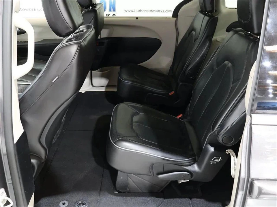 2020 Chrysler Town & Country - Image 26 of 31