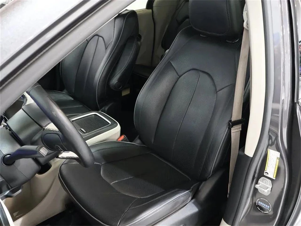2020 Chrysler Town & Country - Image 16 of 31