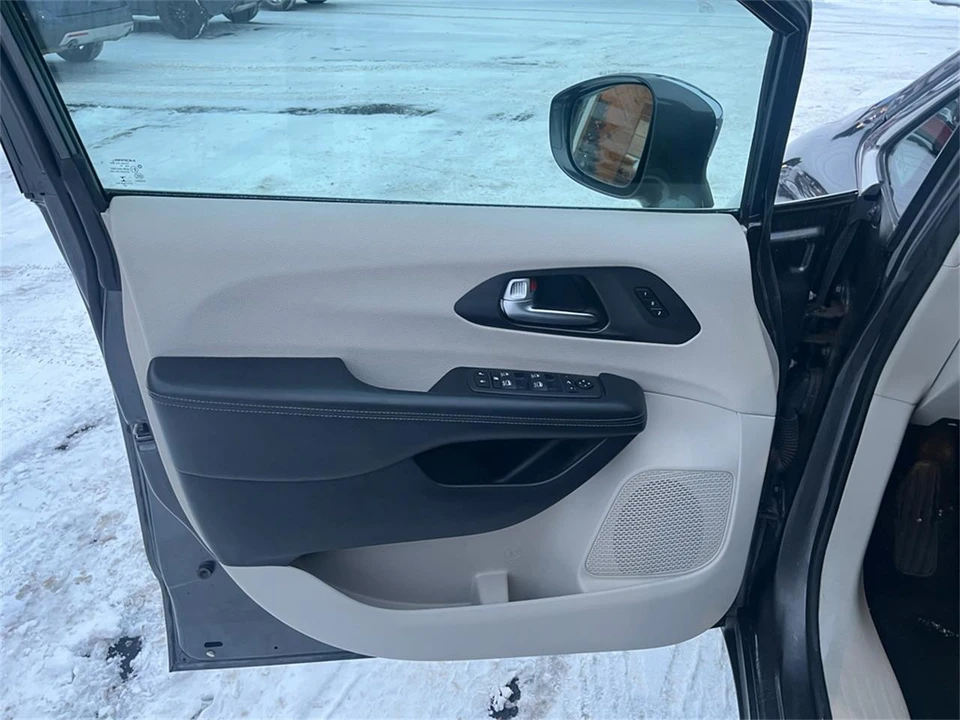 2020 Chrysler Town & Country - Image 15 of 31