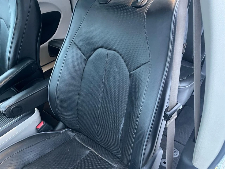 2020 Chrysler Town & Country - Image 17 of 31