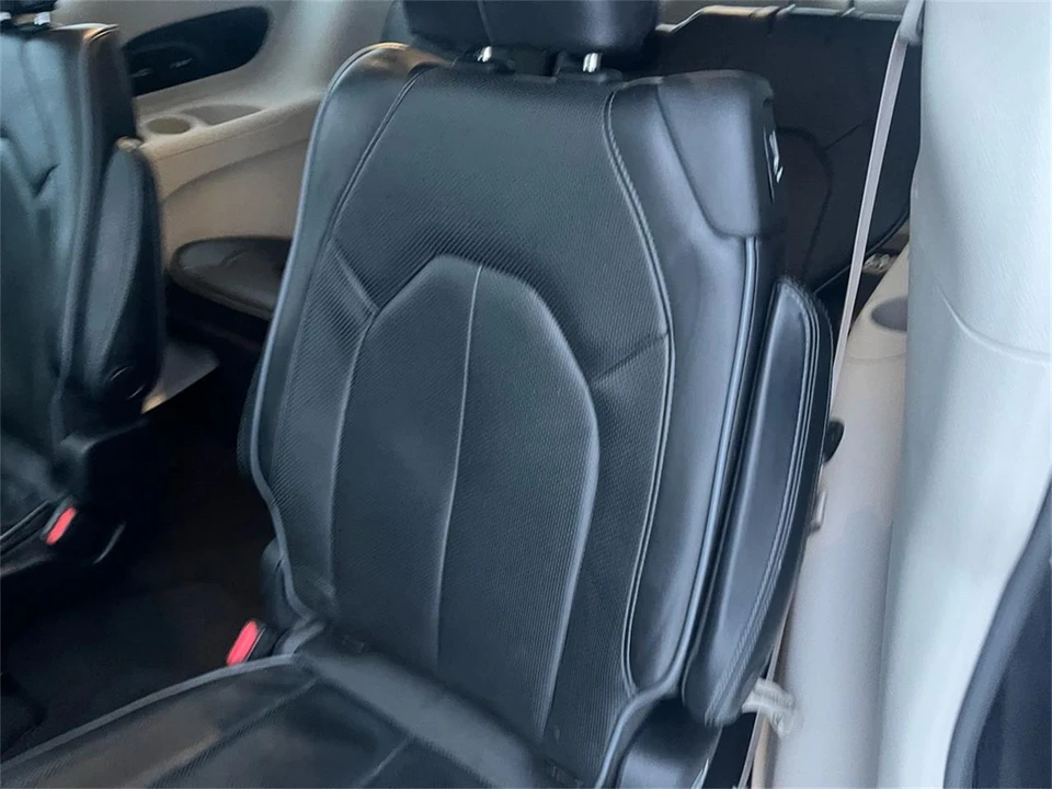 2020 Chrysler Town & Country - Image 28 of 31