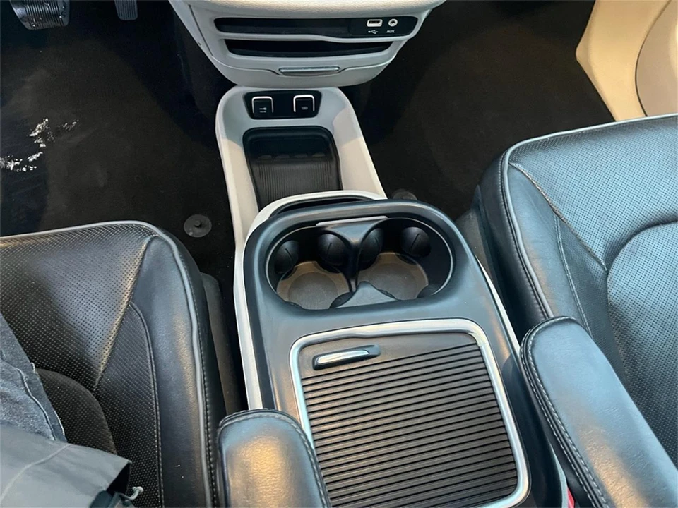 2020 Chrysler Town & Country - Image 26 of 31