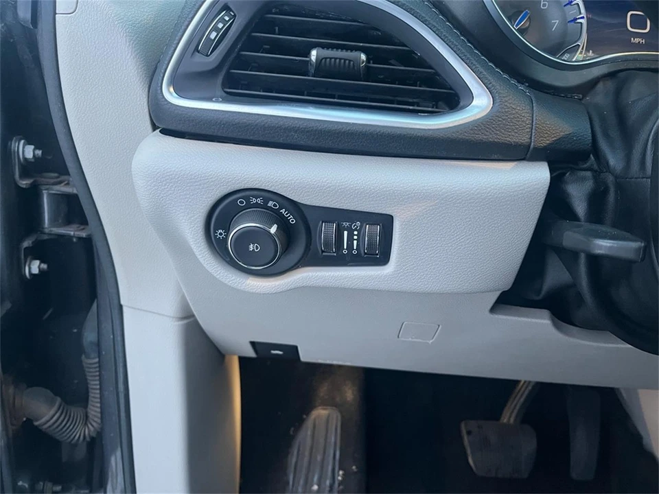 2020 Chrysler Town & Country - Image 22 of 31