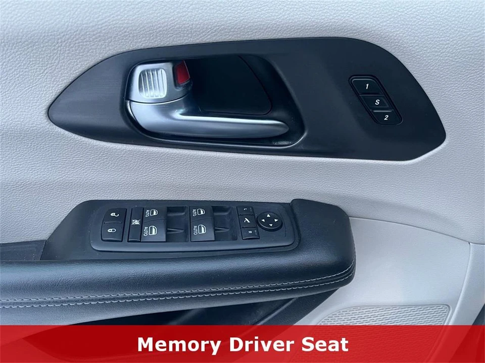 2020 Chrysler Town & Country - Image 16 of 31