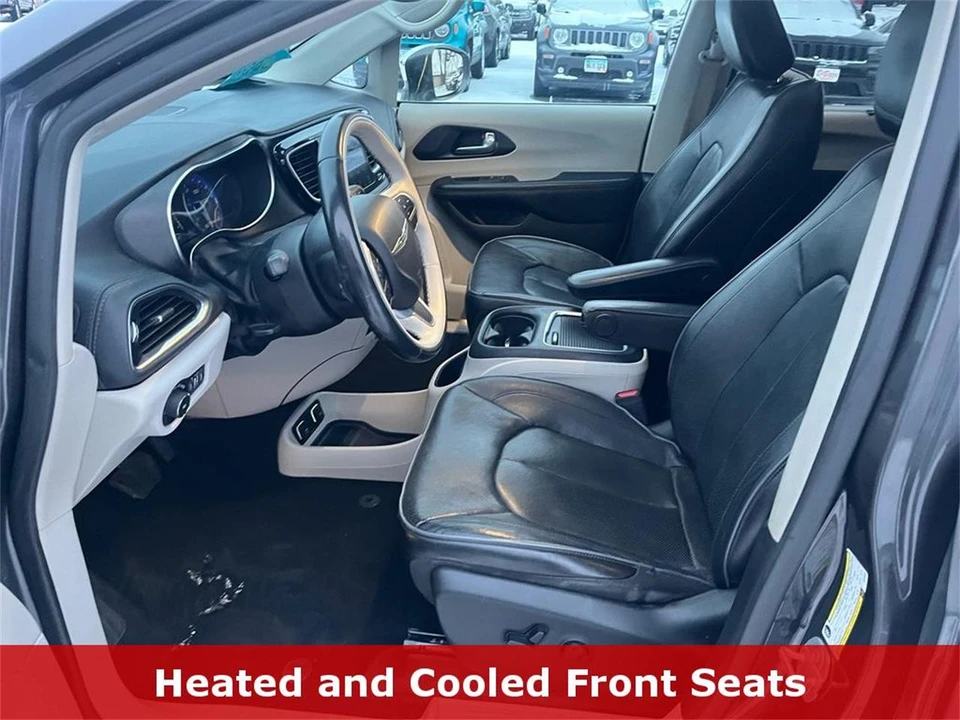 2020 Chrysler Town & Country - Image 2 of 31