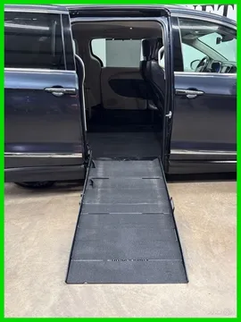 2020 Chrysler Pacifica BraunAbility Wheelchair Van