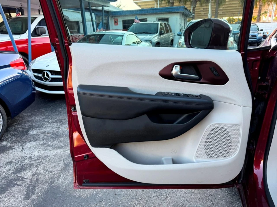 2020 Chrysler - Image 19 of 21