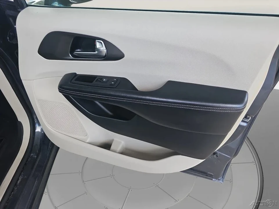 2020 Chrysler - Image 18 of 21