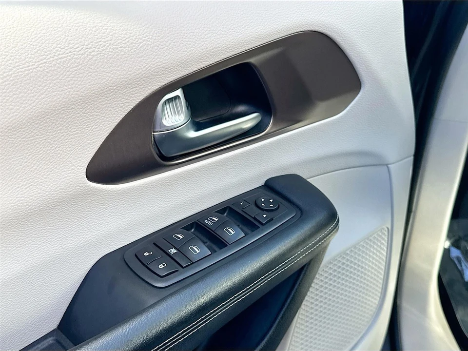 2020 Chrysler - Image 14 of 21