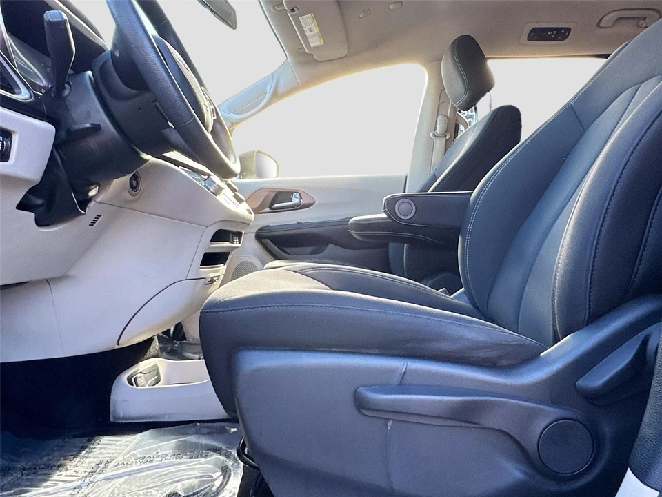 2020 Chrysler - Image 16 of 21