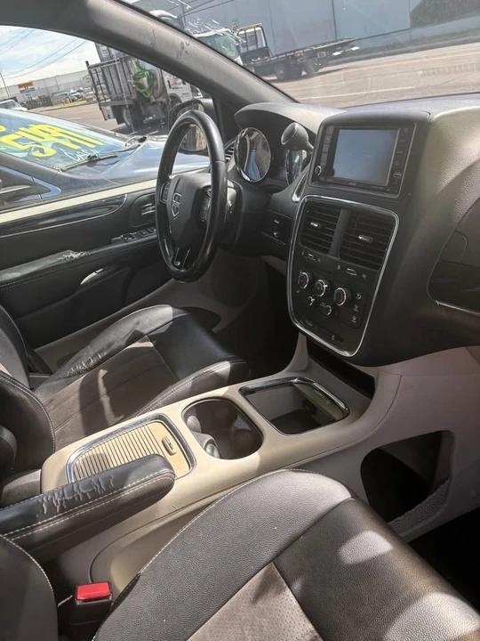 2020 Dodge Caravan - Image 2 of 4