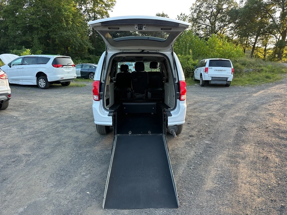 2020 Dodge Caravan - Image 16 of 18