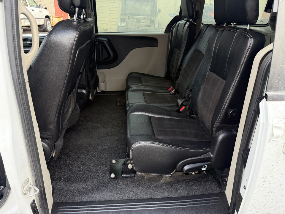 2020 Dodge Caravan - Image 15 of 18