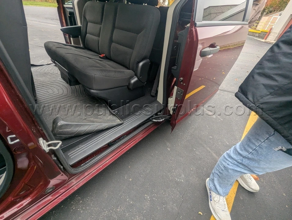2020 Dodge Caravan - Image 8 of 11