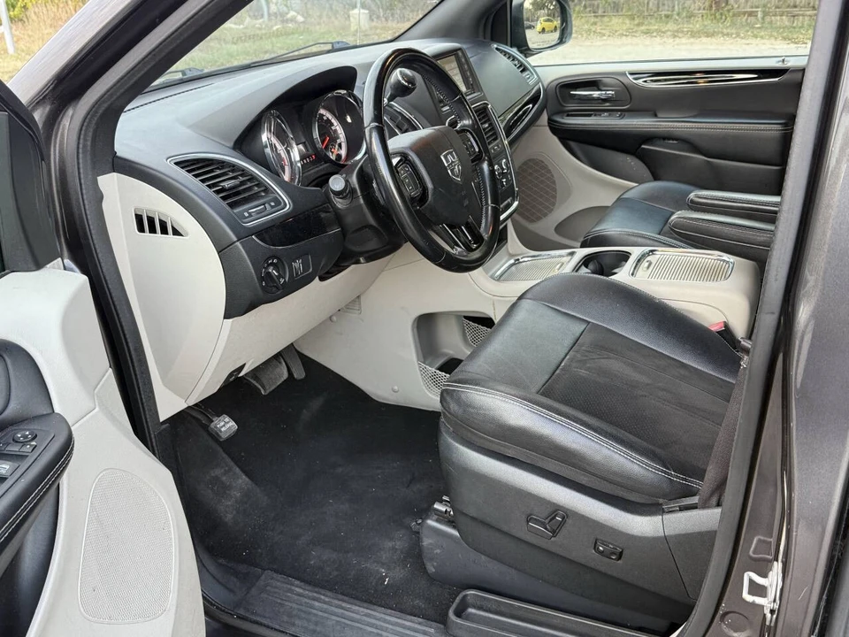 2020 Dodge Caravan - Image 16 of 21