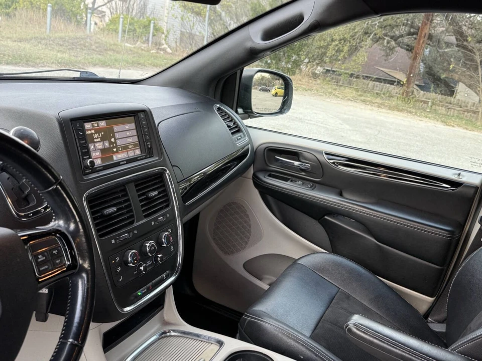 2020 Dodge Caravan - Image 17 of 21