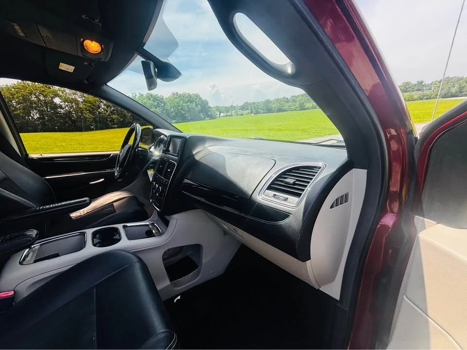 2020 Dodge Caravan - Image 10 of 12