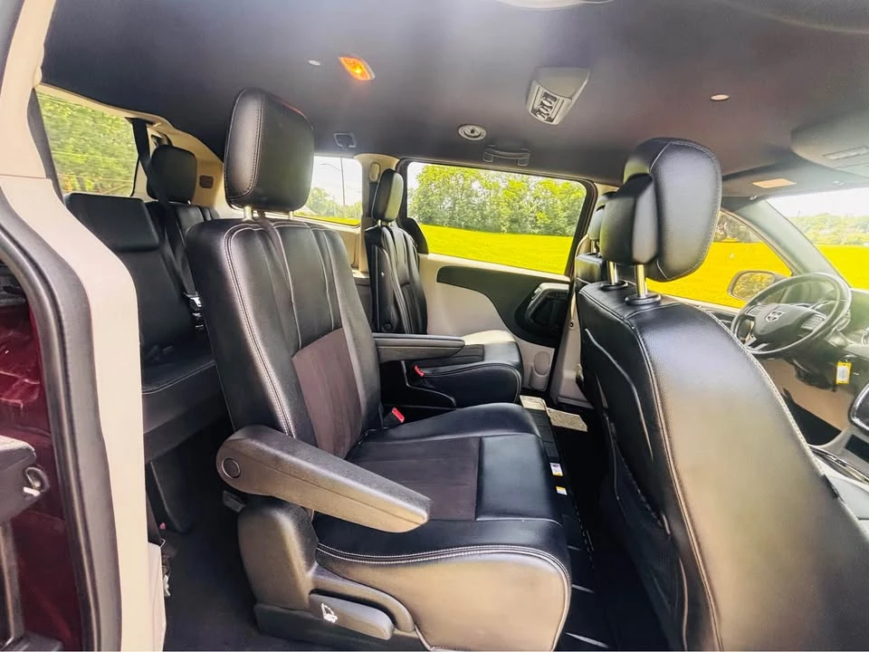 2020 Dodge Caravan - Image 11 of 12
