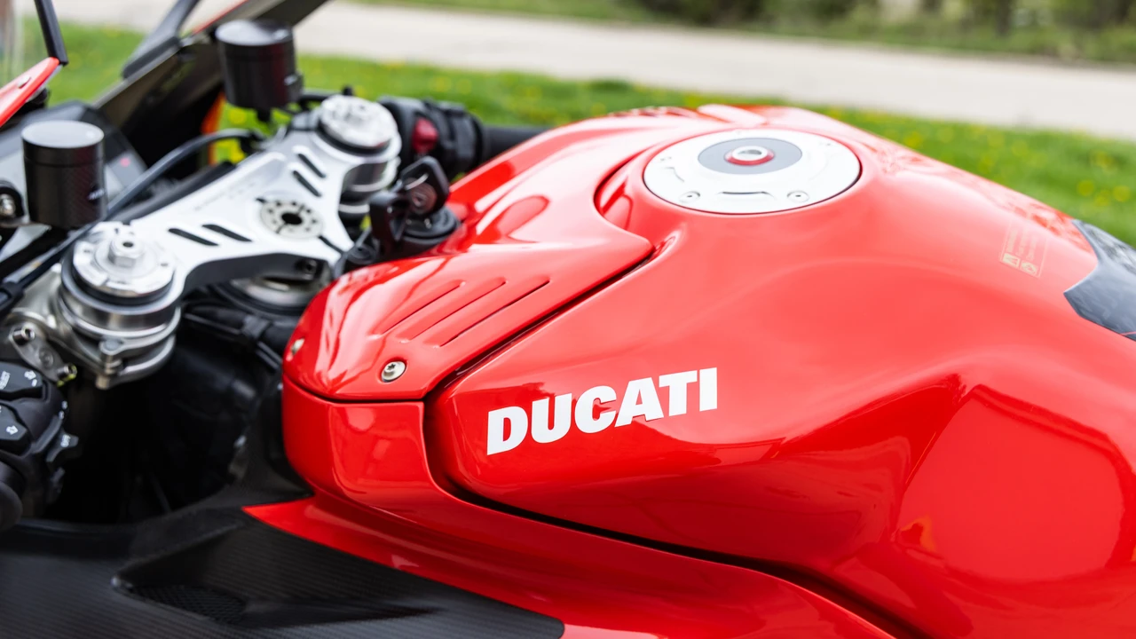2020 Ducati V4 Superleggera - Image 19 of 31