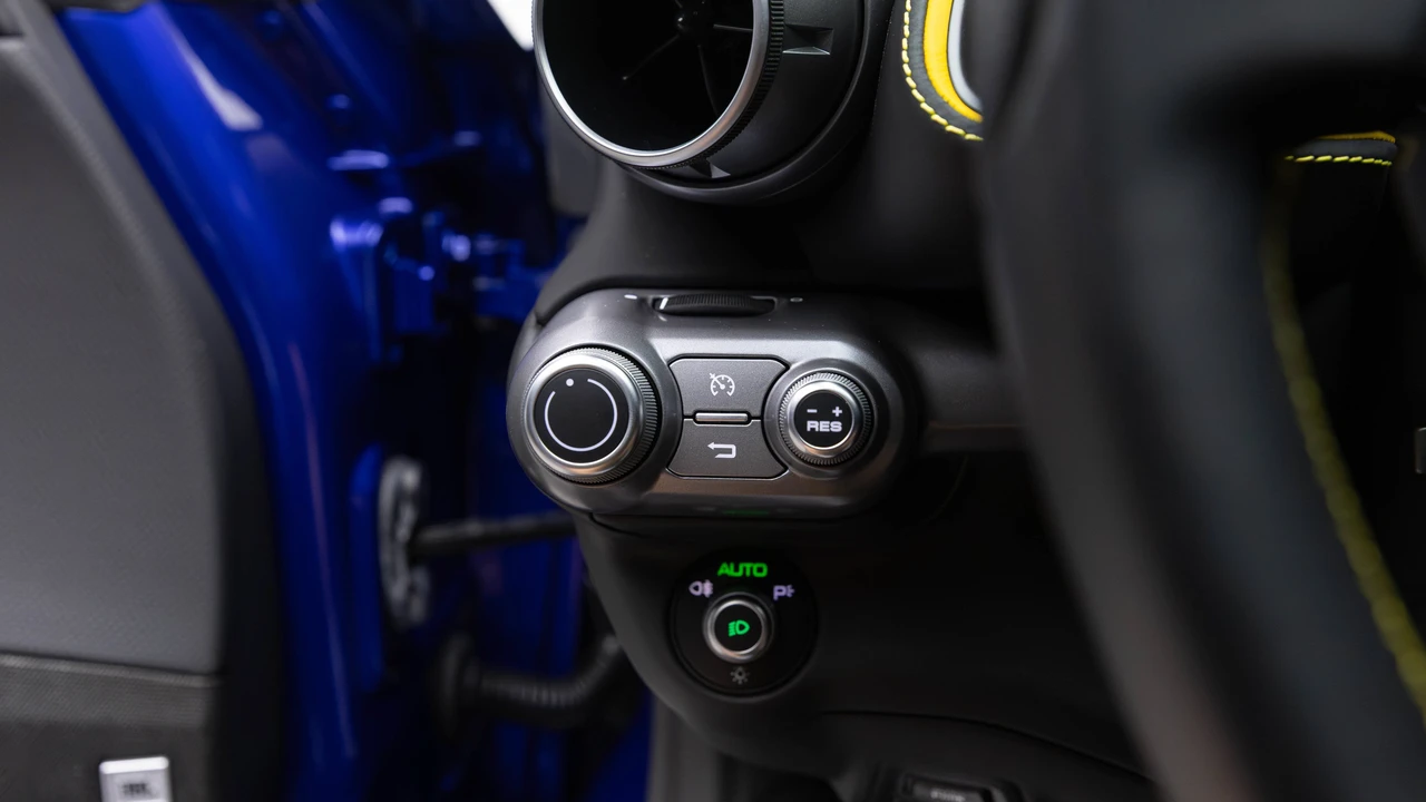 2020 Ferrari 812 Superfast - Image 29 of 31