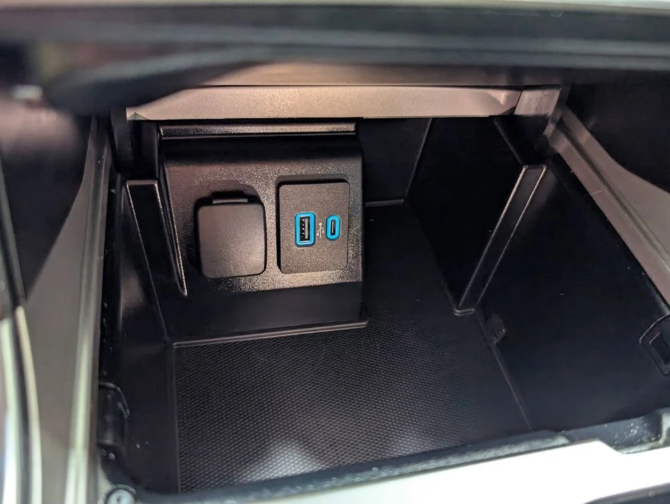 2020 Ford Explorer 6th Gen - Image 9 of 31