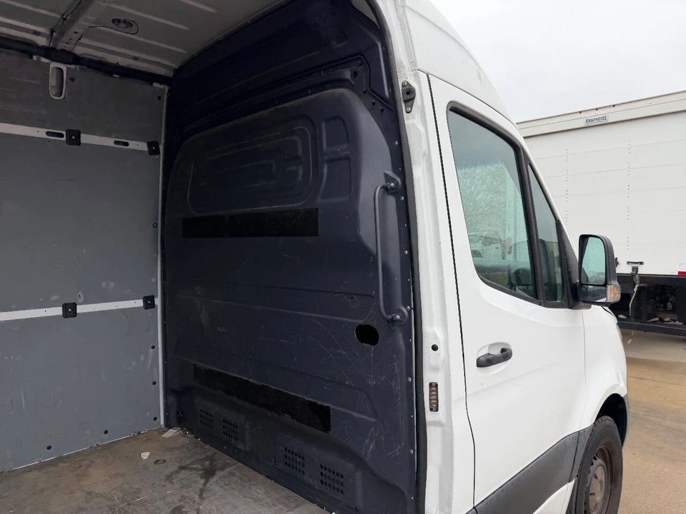 2020 Freightliner - Image 10 of 21